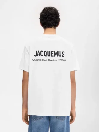 Camiseta con la dirección de Nueva York Camiseta de manga corta con logotipo y dirección – vendida exclusivamente en línea y en nuestra tienda de Nueva York Camiseta con la dirección de Nueva York Camiseta de manga corta con logotipo y dirección – vendida exclusivamente en línea y en nuestra tienda de Nueva York