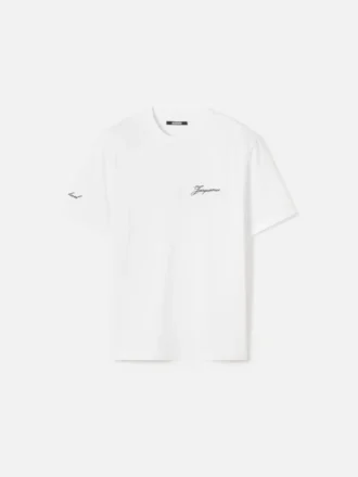 Camiseta Courchevel High Altitude Club Camiseta de manga corta con logotipo, vendida exclusivamente en línea y en nuestra boutique de Courchevel. Camiseta Courchevel High Altitude Club Camiseta de manga corta con logotipo, vendida exclusivamente en línea y en nuestra boutique de Courchevel.