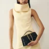 El bolso grande con solapa metálica Bambino Cross-body El bolso grande con solapa metálica Bambino Cross-body