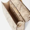El bolso grande con solapa metálica Bambino Cross-body El bolso grande con solapa metálica Bambino Cross-body