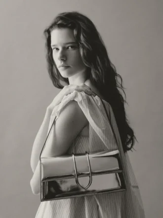 El bolso largo Bambino Bolso largo con solapa metálica