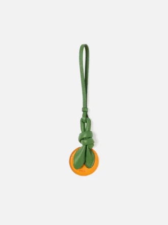 el charm naranja con forma de nudo 1 330x440 - El charm naranja con forma de nudo