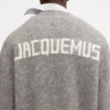 El cárdigan Jacquemus Cárdigan emblemático El cárdigan Jacquemus Cárdigan emblemático