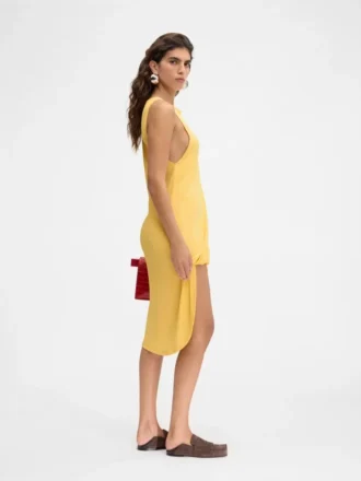 El minivestido Peplo Minivestido con cuello cuadrado