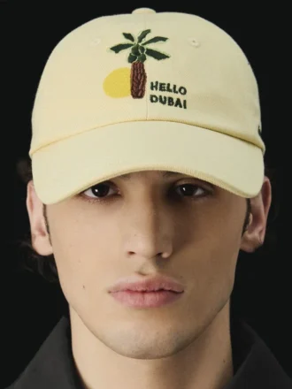 Gorra de béisbol Hello Dubai Gorra con logotipo, vendida exclusivamente en línea y en nuestros puntos de venta de los Emiratos Árabes Unidos.