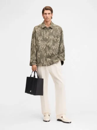 La camisa de manga larga Bateau Camisa de manga larga y bolsillo inclinado