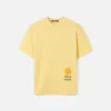 La camiseta Hello Dubai Camiseta con logotipo, vendida exclusivamente en línea y en nuestros puntos de venta de los Emiratos Árabes Unidos La camiseta Hello Dubai Camiseta con logotipo, vendida exclusivamente en línea y en nuestros puntos de venta de los Emiratos Árabes Unidos