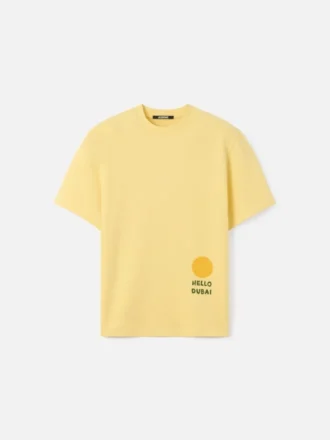 La camiseta Hello Dubai Camiseta con logotipo, vendida exclusivamente en línea y en nuestros puntos de venta de los Emiratos Árabes Unidos