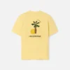 La camiseta Hello Dubai Camiseta con logotipo, vendida exclusivamente en línea y en nuestros puntos de venta de los Emiratos Árabes Unidos La camiseta Hello Dubai Camiseta con logotipo, vendida exclusivamente en línea y en nuestros puntos de venta de los Emiratos Árabes Unidos