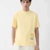 La camiseta Hello Dubai Camiseta con logotipo, vendida exclusivamente en línea y en nuestros puntos de venta de los Emiratos Árabes Unidos La camiseta Hello Dubai Camiseta con logotipo, vendida exclusivamente en línea y en nuestros puntos de venta de los Emiratos Árabes Unidos