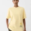 La camiseta Hello Dubai Camiseta con logotipo, vendida exclusivamente en línea y en nuestros puntos de venta de los Emiratos Árabes Unidos La camiseta Hello Dubai Camiseta con logotipo, vendida exclusivamente en línea y en nuestros puntos de venta de los Emiratos Árabes Unidos