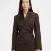 La chaqueta Tibau Blazer asimétrico de doble botonadura