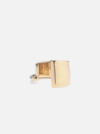 La pulsera J Pulsera con brazalete esculpido en forma de «J» La pulsera J Pulsera con brazalete esculpido en forma de «J»