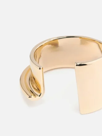 La pulsera J Pulsera con brazalete esculpido en forma de «J» La pulsera J Pulsera con brazalete esculpido en forma de «J»