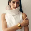La pulsera J Pulsera con brazalete esculpido en forma de «J»