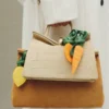El charm naranja con forma de nudo El charm naranja con forma de nudo
