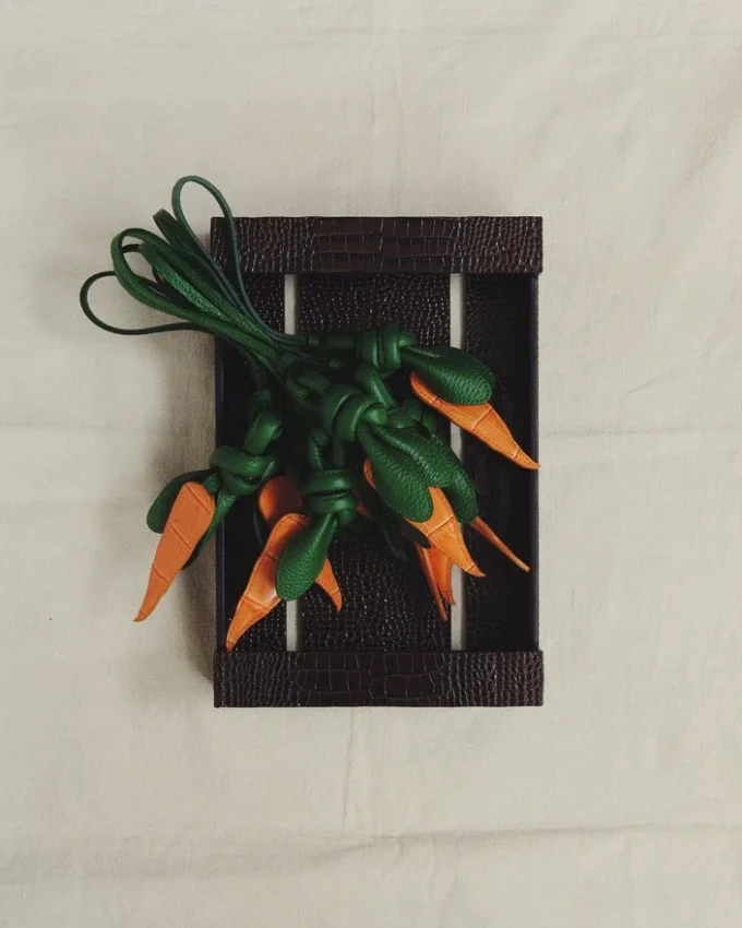 La zanahoria Colgante para bolso con forma de zanahoria anudada La zanahoria Colgante para bolso con forma de zanahoria anudada