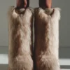 Las botas altas de pelo sintético Yeti Moon Boot de Jacquemus, en colaboración con Moon Boot Las botas altas de pelo sintético Yeti Moon Boot de Jacquemus, en colaboración con Moon Boot
