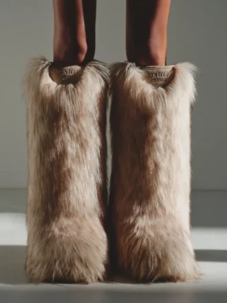 Las botas altas de pelo sintético Yeti Moon Boot de Jacquemus, en colaboración con Moon Boot