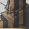 Las botas de rayas Icon Low de JACQUEMUS en colaboración con Moon Boot