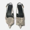 Los zapatos destalonados bajos Duelo Tacones bajos redondos y cuadrados Los zapatos destalonados bajos Duelo Tacones bajos redondos y cuadrados