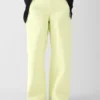 Pantalones entallados de Gore-Tex Jacquemus + Nike Pantalones entallados de Gore-Tex – Colaboración entre Jacquemus y Nike Pantalones entallados de Gore-Tex Jacquemus + Nike Pantalones entallados de Gore-Tex – Colaboración entre Jacquemus y Nike