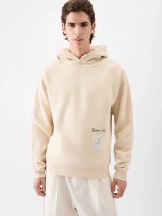 Sudadera con capucha Montaigne Sudadera con capucha y logotipo, vendida exclusivamente en línea y en nuestra tienda de París. Sudadera con capucha Montaigne Sudadera con capucha y logotipo, vendida exclusivamente en línea y en nuestra tienda de París.