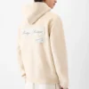 Sudadera con capucha Montaigne Sudadera con capucha y logotipo, vendida exclusivamente en línea y en nuestra tienda de París. Sudadera con capucha Montaigne Sudadera con capucha y logotipo, vendida exclusivamente en línea y en nuestra tienda de París.