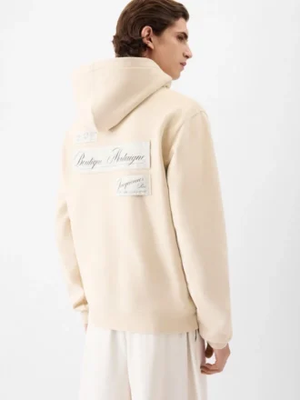 Sudadera con capucha Montaigne Sudadera con capucha y logotipo, vendida exclusivamente en línea y en nuestra tienda de París. Sudadera con capucha Montaigne Sudadera con capucha y logotipo, vendida exclusivamente en línea y en nuestra tienda de París.