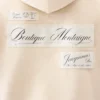 Sudadera con capucha Montaigne Sudadera con capucha y logotipo, vendida exclusivamente en línea y en nuestra tienda de París. Sudadera con capucha Montaigne Sudadera con capucha y logotipo, vendida exclusivamente en línea y en nuestra tienda de París.